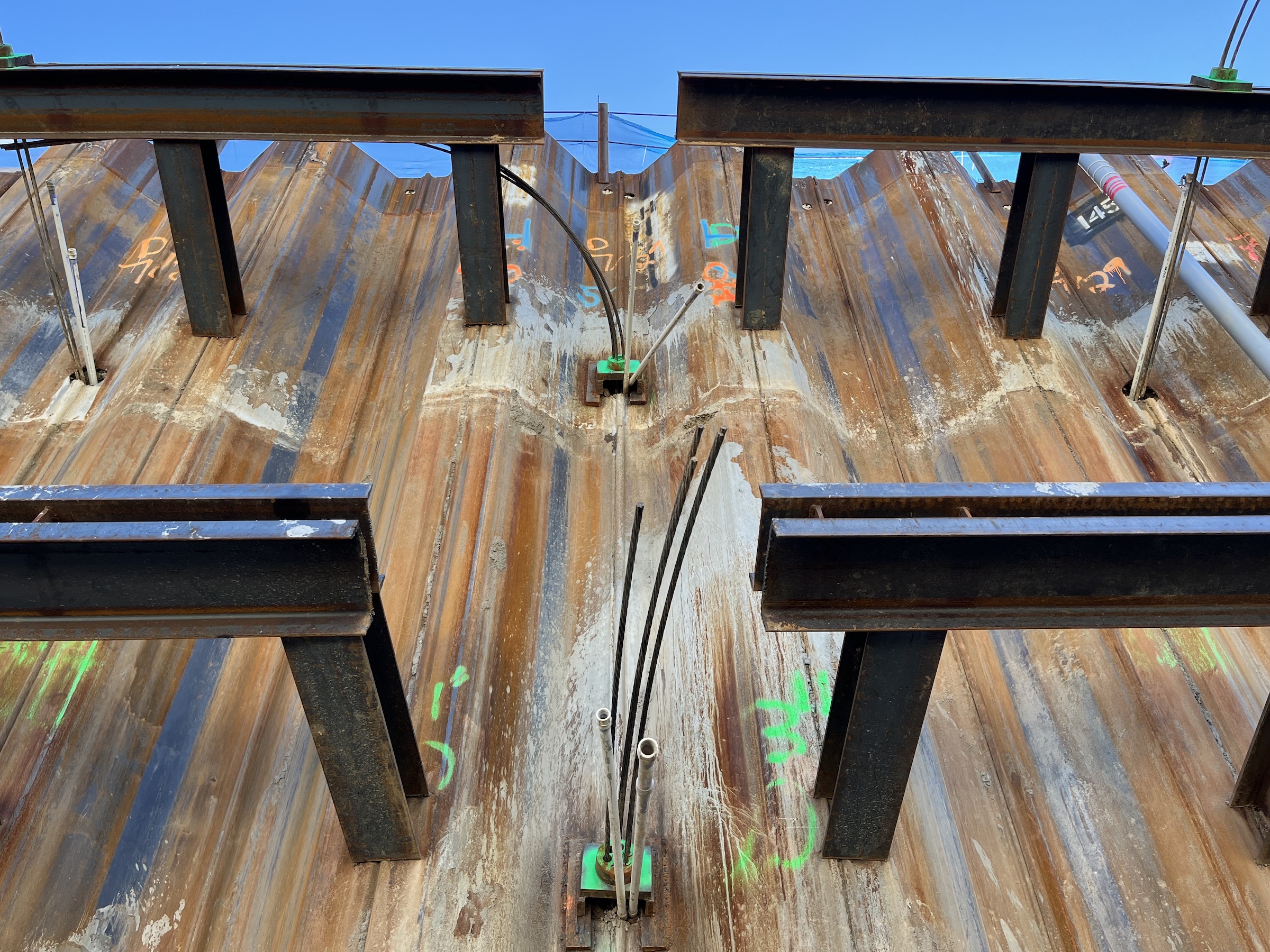 Sheet pile wall with relatively uninterrupted vertical seepage path